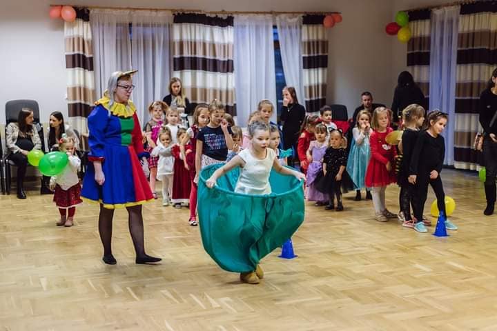 Wyścig w workach na balu
