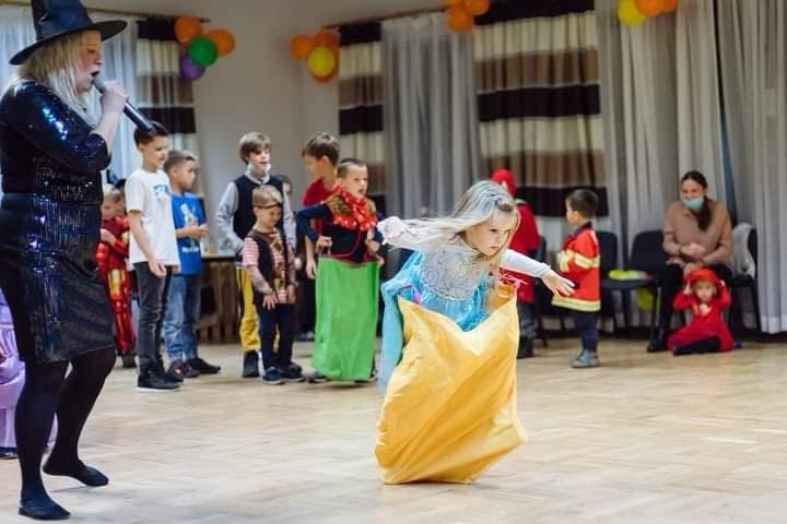 Wyścigi w workach z animatorką